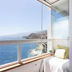 Home2book Breathtaking Ocean Views Apt, Appartement